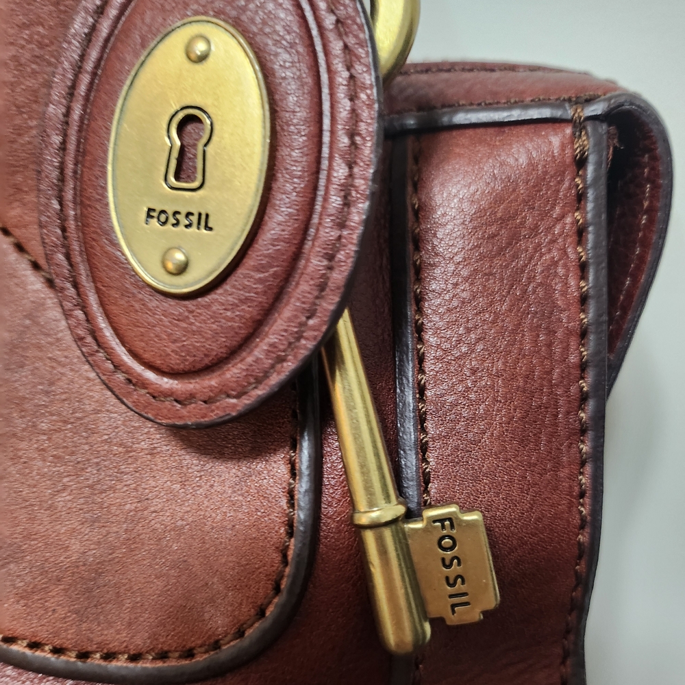 Fossil Burgundy Leather Shoulder Bag with Gold Hardware - Picture 2 of 7